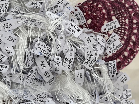 Listki, ki so označevali posamezne vrtnice in njihove avtorice_Foto Eva Petrič